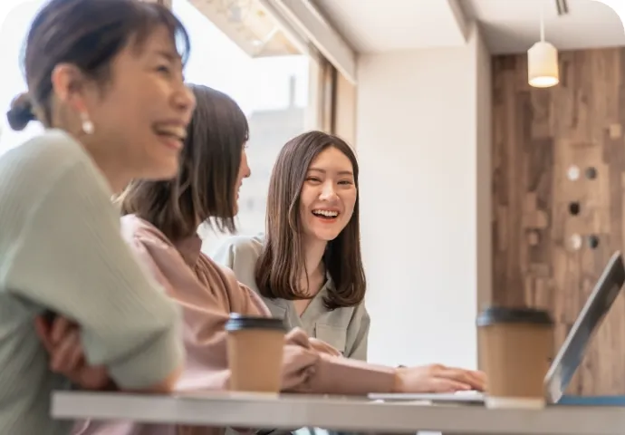 女性起業家がカフェで情報交換しているイメージ画像