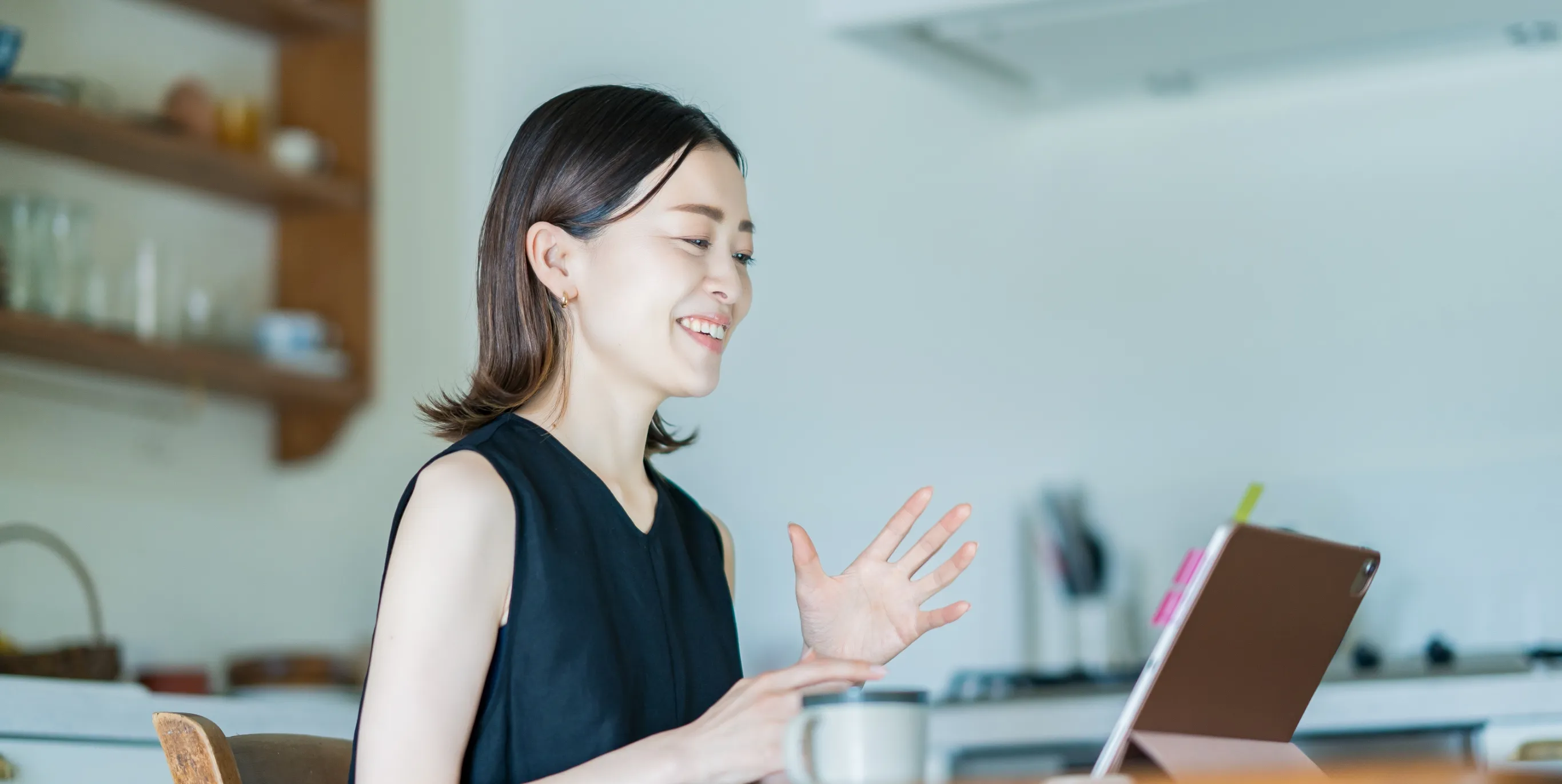 自宅でオンライン講座を受講する女性