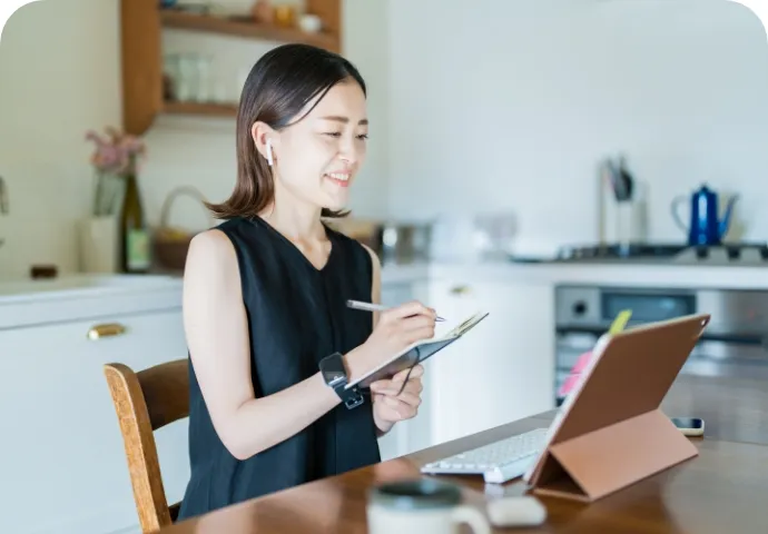 女性起業家が自宅でオンラインコンサルティングを受講する様子