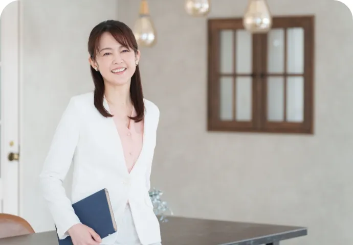 女性起業家がコンサルタントとして活躍するイメージ画像